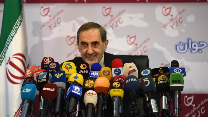 Ali Akbar Velayati, asesor del Líder de la Revolución Islámica de Irán, participa en una rueda de prensa en Teherán, 26 de diciembre de 2017.