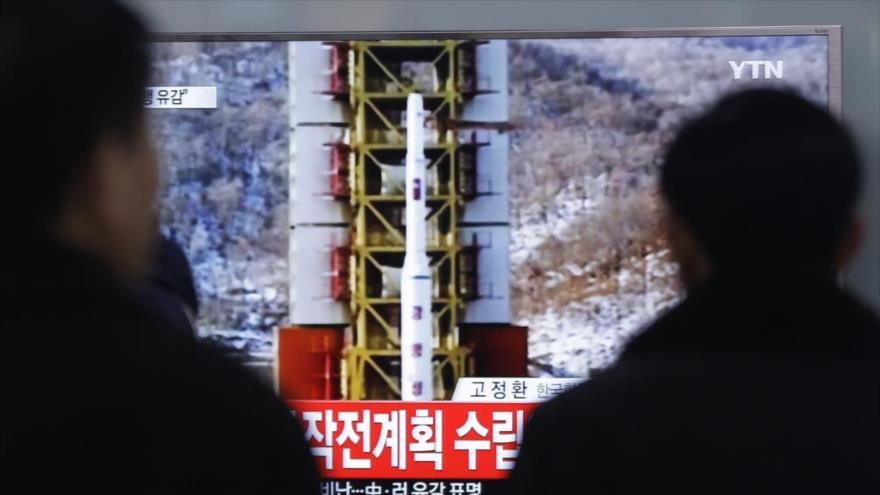 La gente mira en Seúl una pantalla de televisión que muestra el lanzamiento del satélite Kwangmyongsong-4, de Corea del Norte, 7 de febrero de 2016.