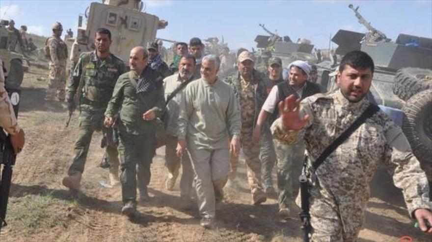 El general iraní Qasem Soleimani visita una zona de Irak donde las fuerzas populares iraquíes (Al-Hashad Al-Shabi) luchaban contra Daesh.