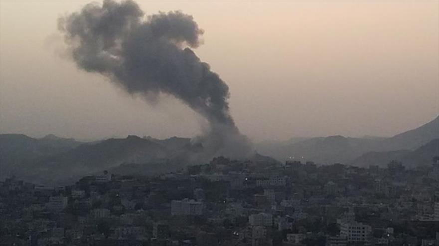 Polvorera levantada tras el impacto de una bomba saudí en alguna ciudad de Yemen.