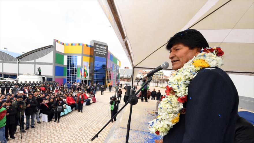 El presidente boliviano, Evo Morales, inaugura una editorial en el departamento de El Alto, 26 de diciembre de 2017.