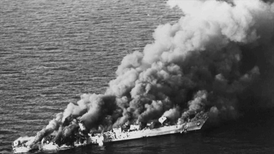 Un buque de la armada iraní atacado por un avión de combate estadounidense en el Golfo Pérsico, julio de 1988.