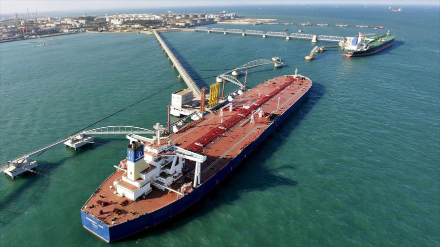 Un petrolero chino en el puerto de Qingdao, segundo mayor puerto abierto al comercio exterior de China (noreste).