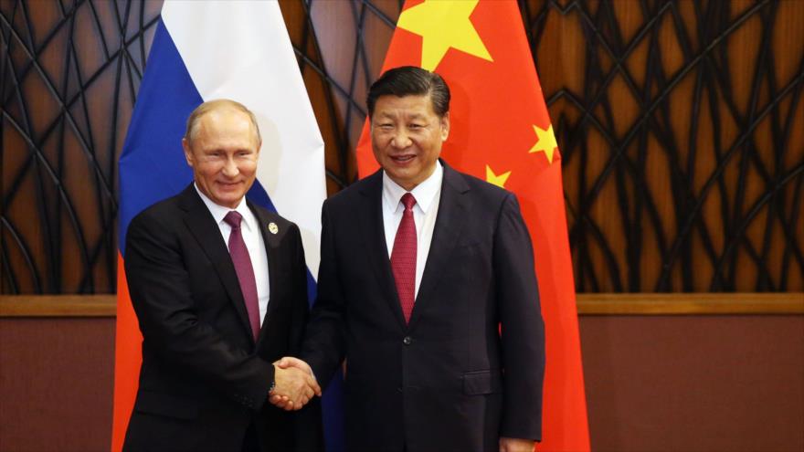 El presidente de Rusia, Vladimir Putin, (izda.) se reúne con su par chino, Xi Jinping en Danang, Vietnam, 10 de noviembre de 2017.
