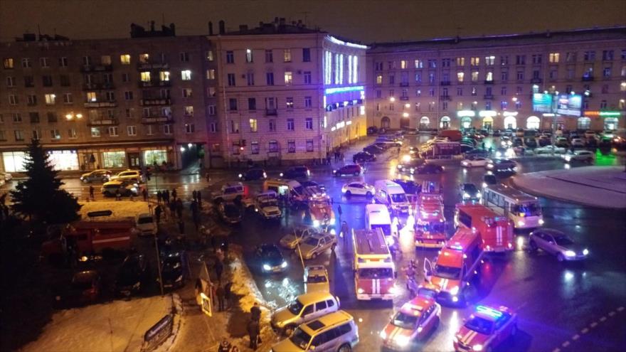  Ambulancias y vehículos de la policía cerca del lugar donde se registró una explosión en un supermercado en la ciudad rusa de San Petersburgo, 27 de diciembre de 2017. 