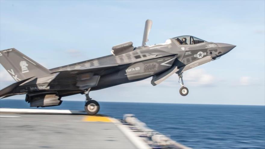 Caza F-35B realiza un vuelo de prueba.