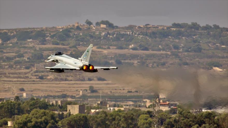 Un avión de guerra saudí despega de una base militar en el sur del país.