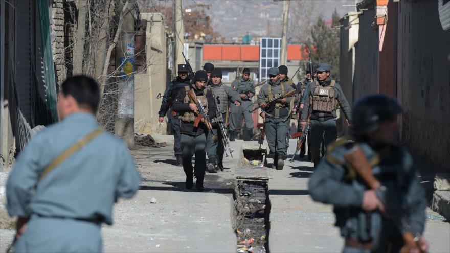 Policías afganos vigilan un centro cultural chií sacudido por ataques terroristas en Kabul, 28 de diciembre de 2017.