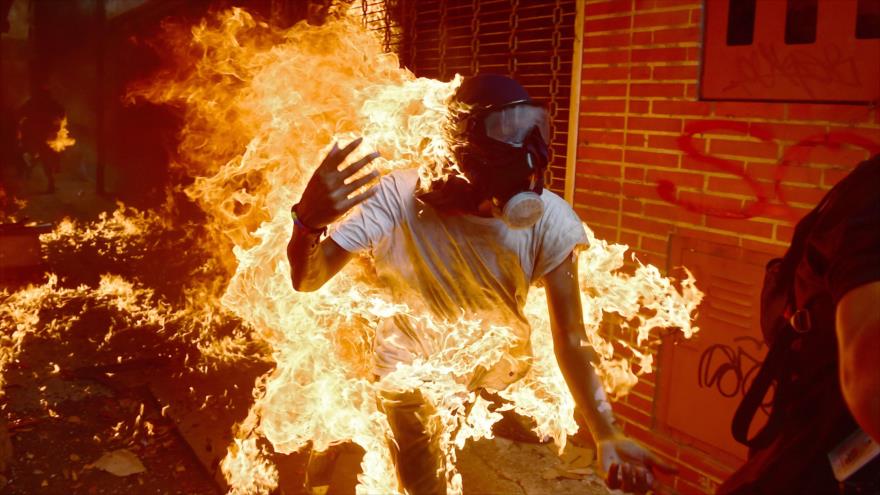 Un manifestante opositor se quema a sí mismo durante una protesta antigubernamental en Caracas, la capital de Venezuela.