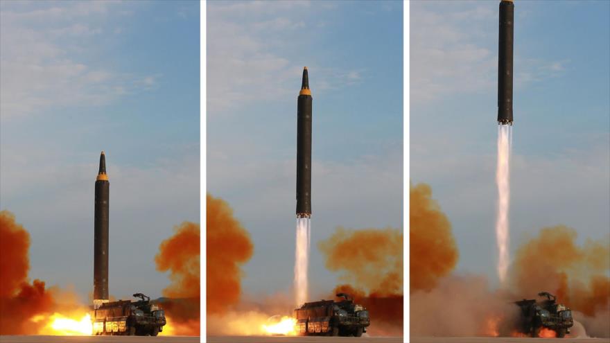 Instantánea del lanzamiento en prueba de misil balístico Hwasong-12 realizado en Corea del Norte,16 de septiembre de 2017.
