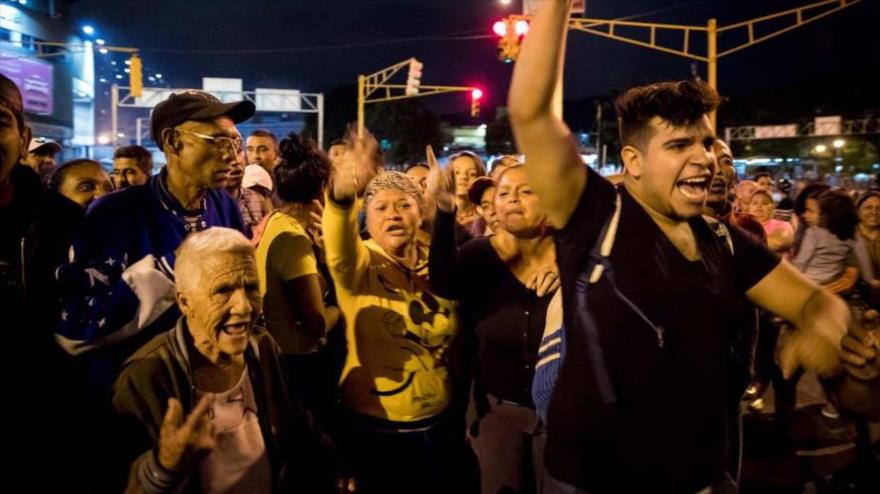 Vecinos de un barrio caraqueño salen a la calle en señal de protesta por la falta de alimentos en Venezuela, 29 de diciembre de 2017.