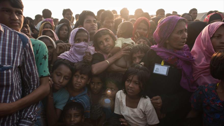 Los refugiados rohingyas se reúnen para recoger ayuda en un campamento de refugiados en Bangladés, 28 de noviembre de 2017.