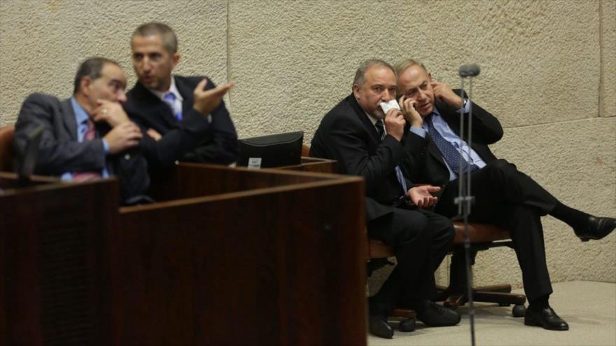 El premier de Israel, Benyamin Netanyahu (1º dcha.), y el ministro de asuntos militares, Avigdor Lieberman (2º dcha), participan en una sesión del parlamento israelí, 8 de diciembre de 2016.