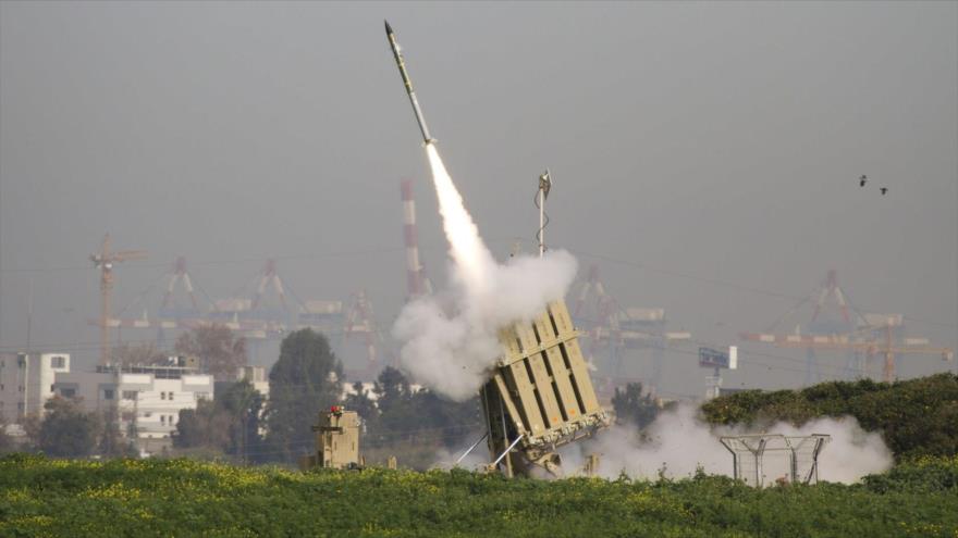 El ejército israelí instala una batería del sistema antimisiles Cúpula de Hierro en el norte de los territorios ocupados palestinos.