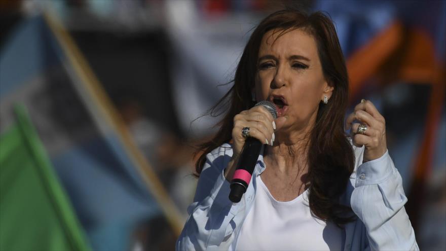 La expresidenta argentina, Cristina Fernández de Kirchner pronuncia un discurso en el estadio Juan Domingo Perón en Avellaneda, 16 de octubre de 2017.