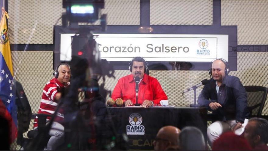 El presidente de Venezuela, Nicolás Maduro (centro), habla en el programa de radio La Hora de la Salsa, 29 de diciembre de 2017.