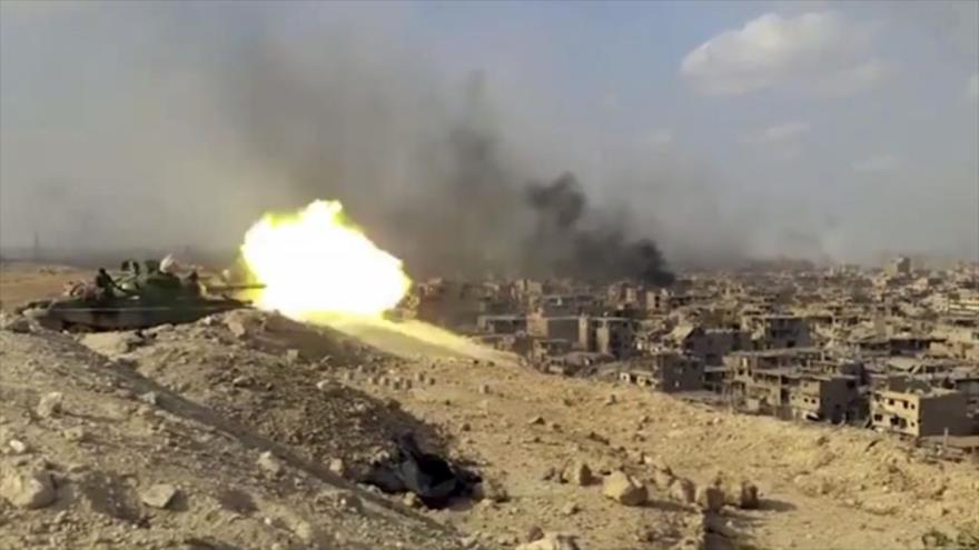 Un tanque del Ejército de Siria durante combates contra los terroristas.