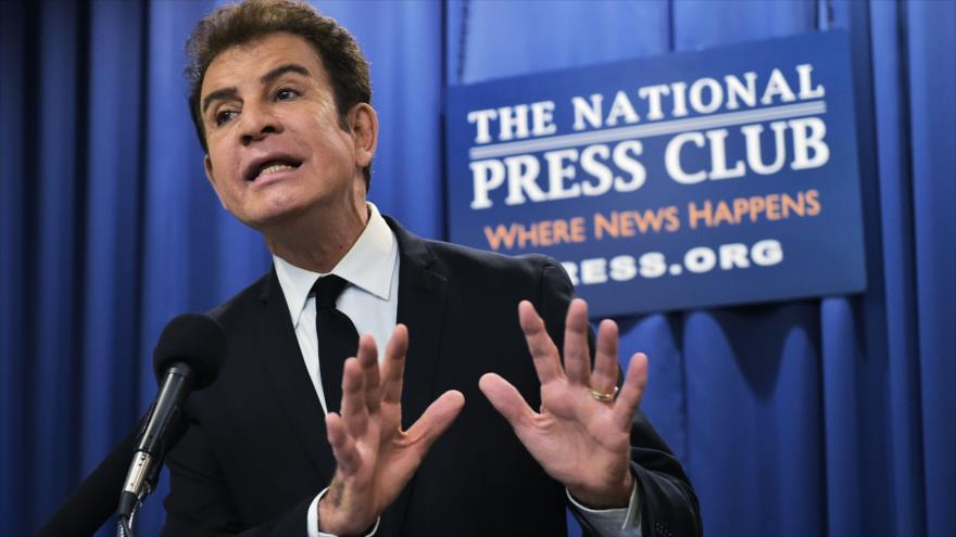 El excandidato presidencial de Honduras Salvador Nasralla en una conferencia de prensa en Washington, 19 de diciembre de 2017.