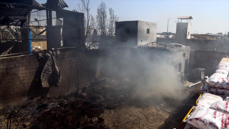 Humo resultante de un ataque de Arabia Saudí contra una instalación de almacenamiento de alimentos en Al-Hudayda, 23 de diciembre de 2017.