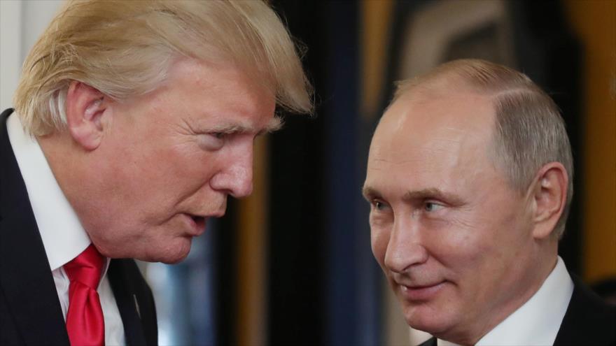 El presidente de EE.UU., Donald Trump (izda.), y su homólogo ruso, Vladimir Putin, 11 de noviembre de 2017.