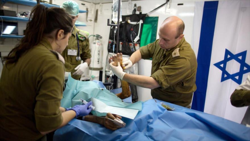 Un extremista herido en Siria recibe tratamiento médico en un hospital militar israelí en los altos de Golán ocupados por Israel.