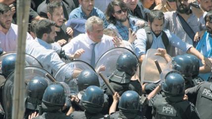 Senadores opositores denuncian a Macri por criminalizar protestas