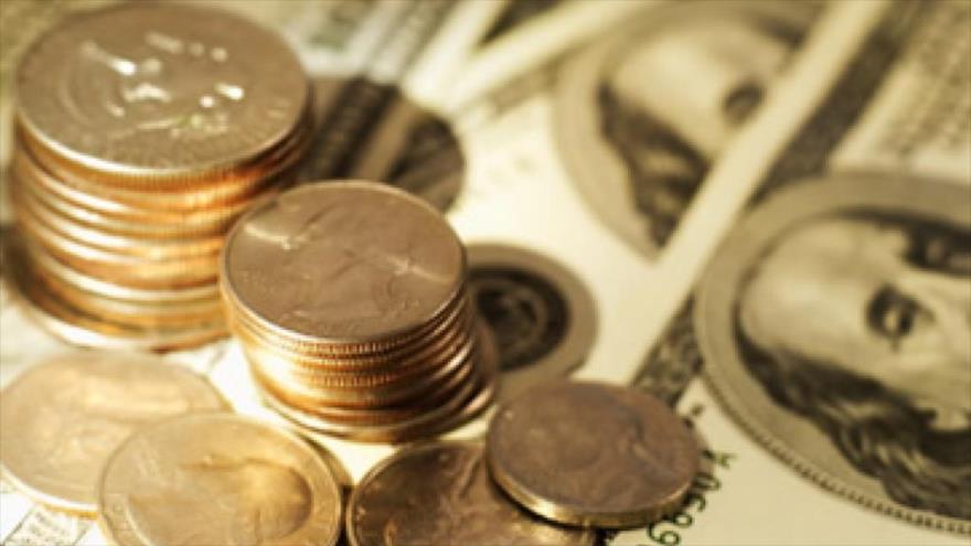 Una muestra de varias monedas y dólares estadounidenses.