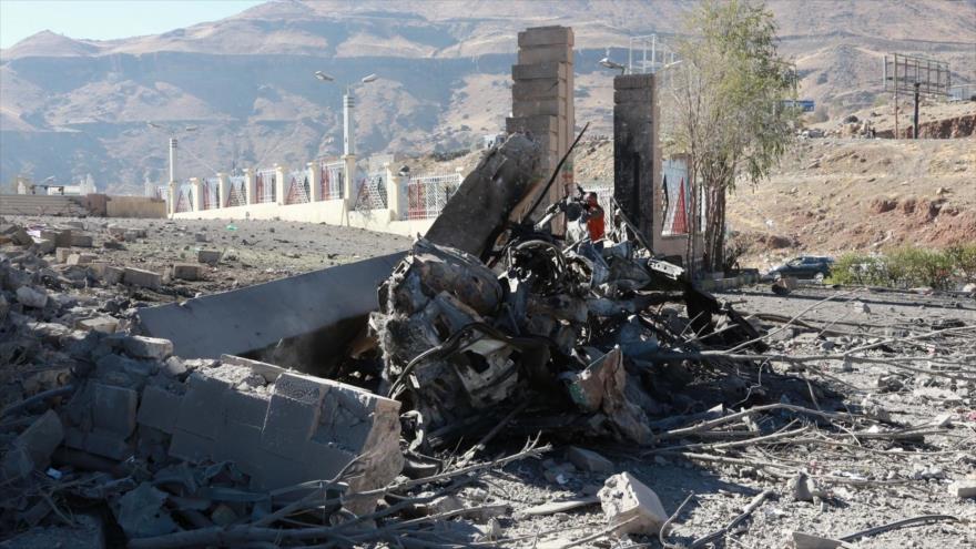 Un edificio demolido por los bombardeos saudíes en la provincia occidental yemení de Al-Hudayda.