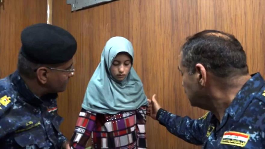 Una niña kurda izadí liberada del secuestro de Daesh habla con las fuerzas iraquíes, 19 de abril de 2017.