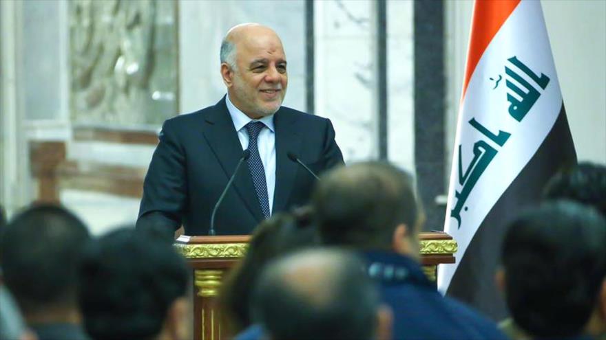 El primer ministro iraquí, Haidar al-Abadi, pronuncia un discurso ante los funcionarios.
