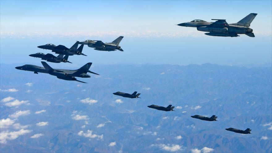 Cazas estadounidenses y surcoreanos sobrevuelan la península coreana durante los ejercicios militares conjuntos, 6 de diciembre de 2017.