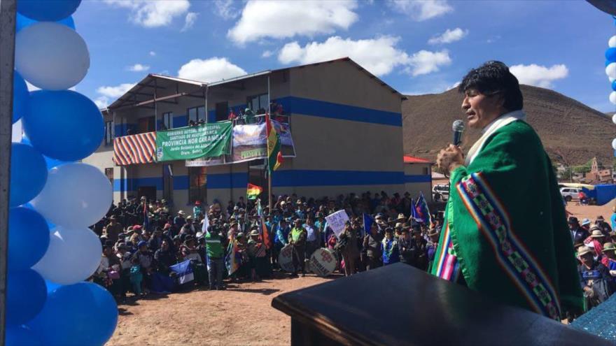 El presidente boliviano, Evo Morales, habla ante los ciudadanos en Chuquichambi, en el sudeste de Bolivia, 31 de diciembre de 2017.