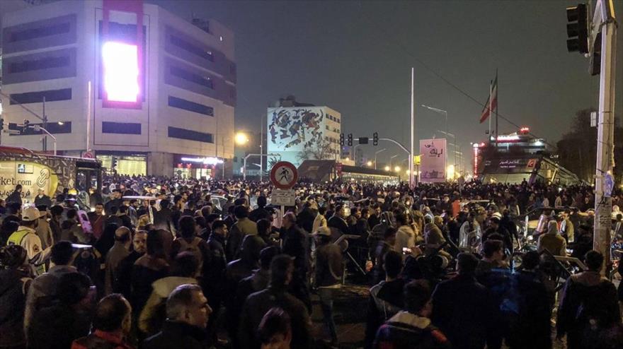 Participantes en una protesta por el alza de precios reunidos en el centro de la capital iraní, Teherán, 31 de diciembre de 2017.