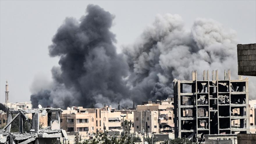 Columna de humo provocada por un ataque de la llamada coalición anti-EIIL en la ciudad siria de Al-Raqa, 27 de julio de 2017.