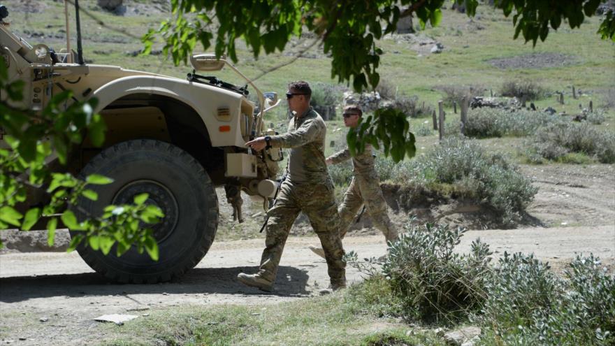 Soldados estadounidenses patrullan cerca del lugar donde se ha producido un bombardeo, en el distrito de Achin, en la provincia de Nangarhar, Afganistán, 15 de abril de 2017.