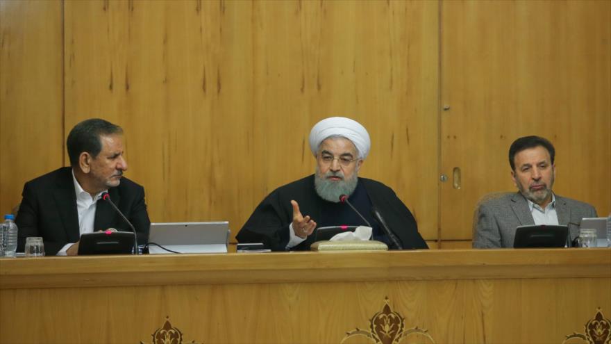 El presidente de Irán, Hasan Rohani (centro), preside una reunión de ministros, 31 de diciembre de 2017.