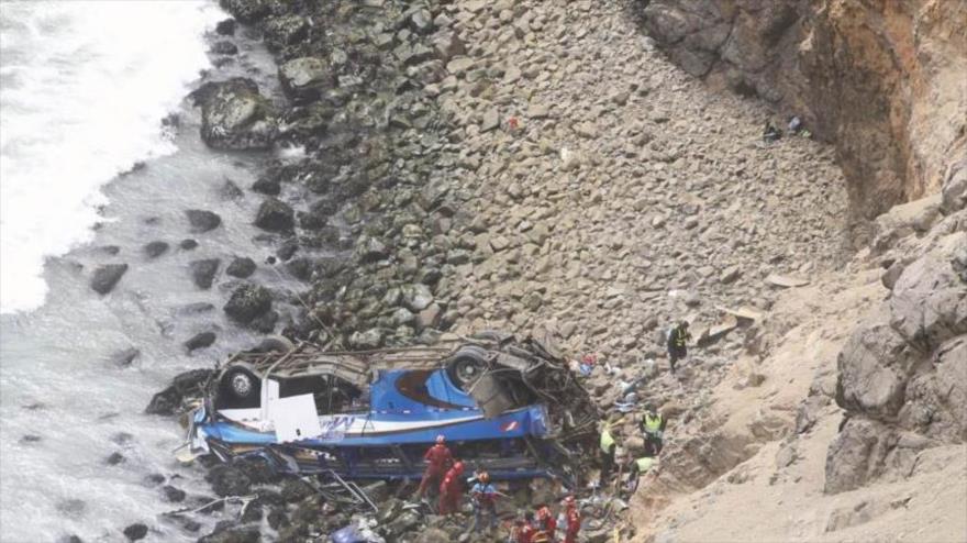 Cae al abismo un autobús en Perú y mueren 48 personas