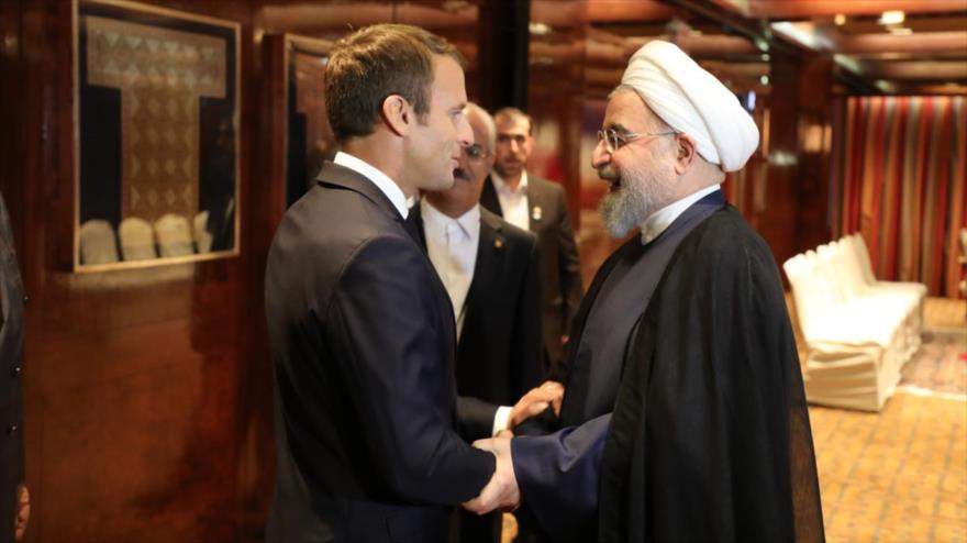 El presidente de Francia, Emmanuel Macron (izda.), apreita la mano de su par iraní, Hasan Rohani, Nueva York, septiembre de 2017.