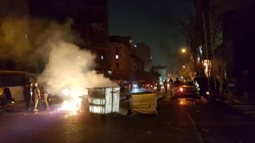 Queman las propiedades públicas en unos actos violentos en Teherán, capital de Irán, enero de 2018.