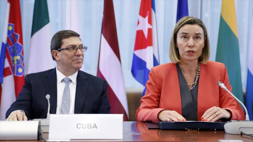 El canciller cubano Bruno Rodríguez (dcha.) y la jefa de la diplomacia europea, Federica Mogherini, hablan en Bruselas, 12 de diciembre de 2016.
