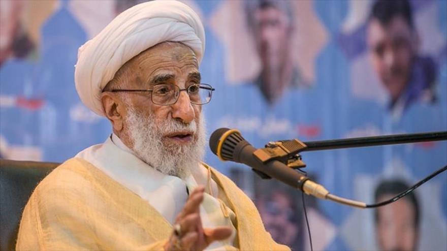 El presidente de la Asamblea de Expertos de Irán, el ayatolá Ahmad Yanati, ofrece un discurso en la ciudad de Varamin.
