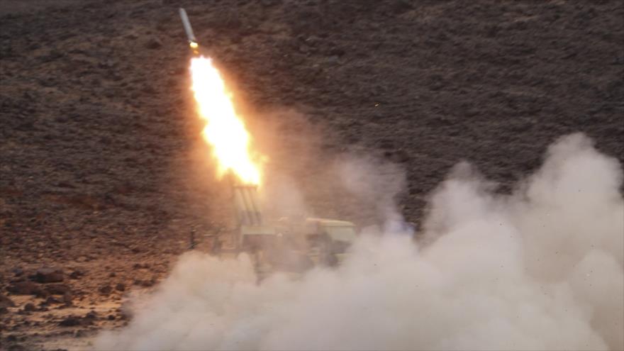 Un misil disparado por las fuerzas yemeníes contra Arabia Saudí.