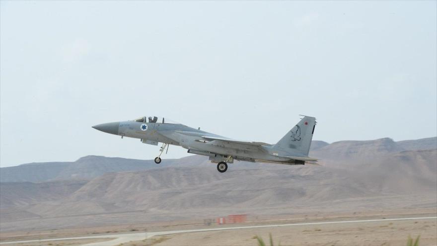 Un avión de guerra del ejército israelí despega de una base aérea.