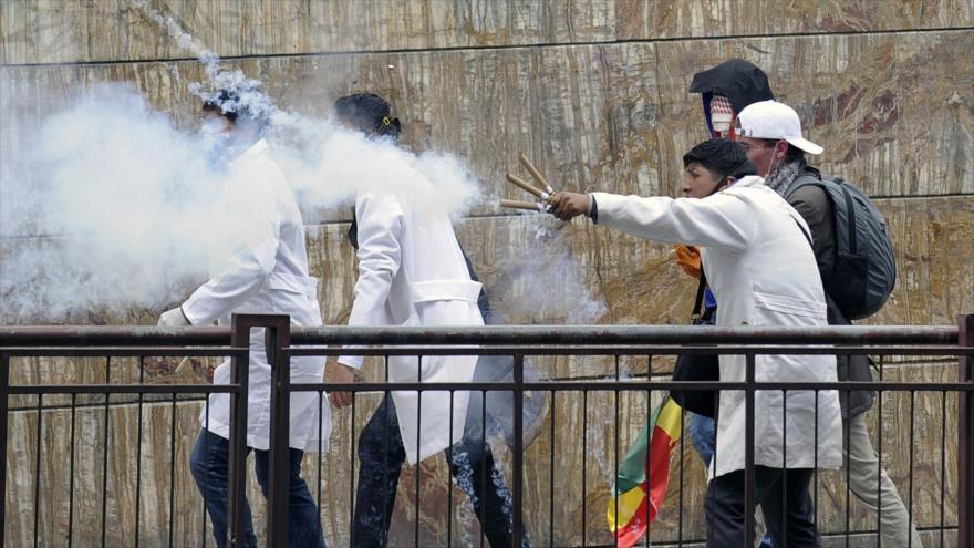 Médicos y estudiantes de la medicina se enfrentan a los agentes de policía antidisturbios en La Paz, 23 de diciembre de 2017. 