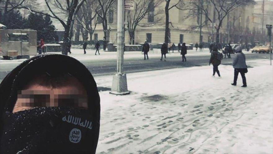 Selfi de un presunto terrorista del EIIL frente al Museo Metropolitano de Arte en la 5ª Avenida de Nueva York (noreste de EEUU).
