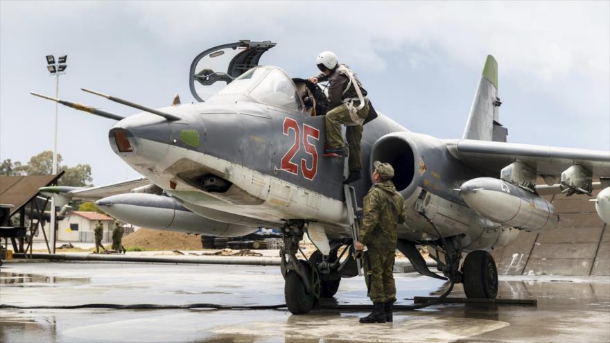 Dos pilotos rusos junto a un avión en aeródromo de la base aérea Hmeimim, en el oeste de Siria, 16 de marzo de 2016.