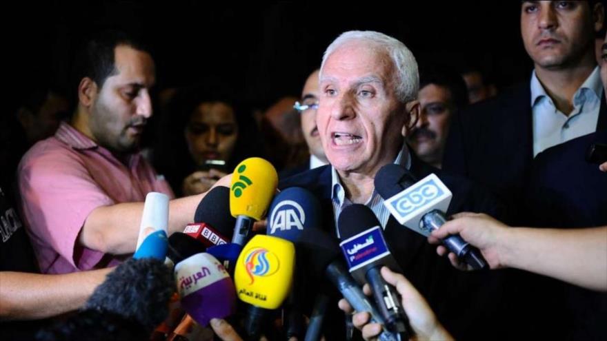 Azam al-Ahmad, miembro del consejo ejecutivo de Al-Fatah, comparece ante la prensa.