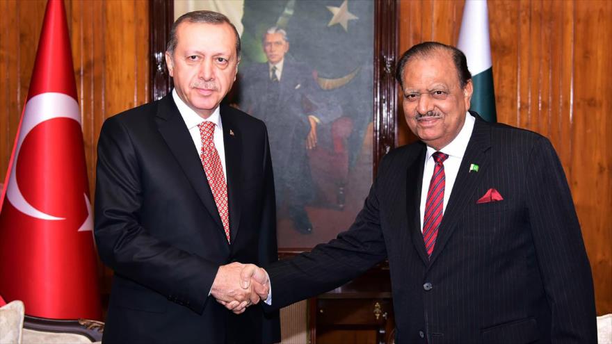  El presidente de Turquía, Recep Tayyip Erdogan (izda), y su homologo paquistaní, Mamnoon Husein, 16 de noviembre de 2016.