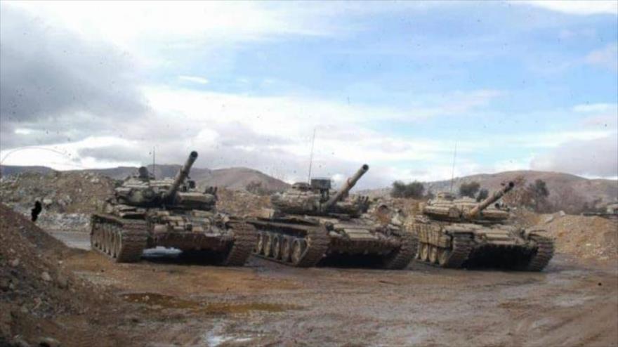 Los tanques del Ejército sirio desplegados en una región en el este de Damasco, la capital de Siria. 