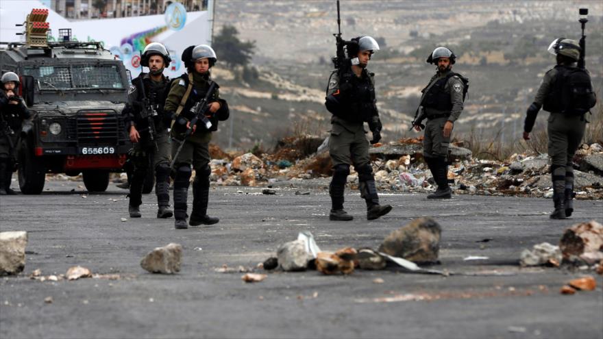 Los soldados israelíes se enfrentan con los palestinos en la ciudad cisjordana de Ramalá, 29 de diciembre de 2017.